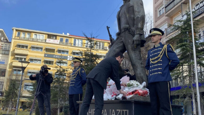 Liderët shtetërorë e politikë nderojnë figurën e heroit Zahir Pajaziti