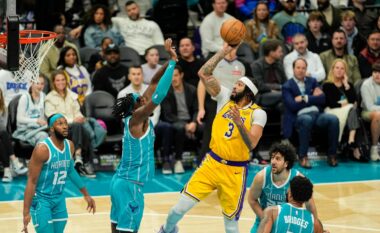 Fitorja e katërt radhazi për Lakers, triumfojnë në udhëtim te Hornets