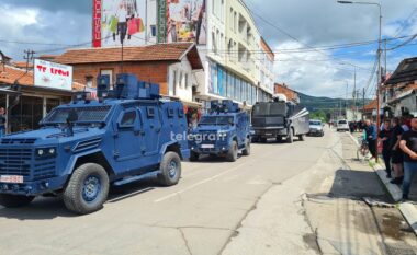 Policia me aksion në veri të Mitrovicës, mbyllet zyra paralele tatimore e Serbisë