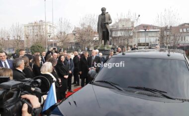 Restaurimi i veturës së presidentit historik Ibrahim Rugova, fotografi nga ekspozimi para bustit të tij