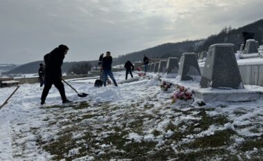 Banorët e Reçakut organizohen për pastrimin e varrezave dhe kompleksit memorial