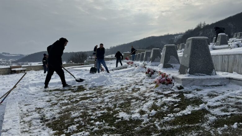 Banorët e Reçakut organizohen për pastrimin e varrezave dhe kompleksit memorial