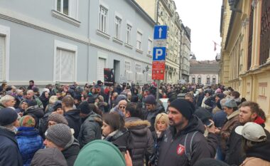 Profesorët dhe mjekët i bashkohen protestës së studentëve kundër Vuçiqit