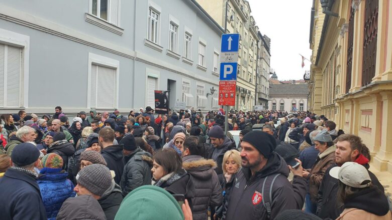 Profesorët dhe mjekët i bashkohen protestës së studentëve kundër Vuçiqit