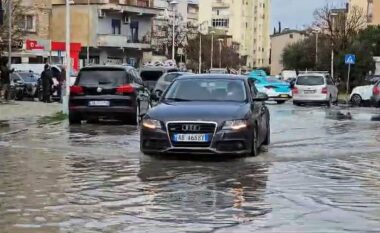 Pak minuta shi përmbytin sërish disa zona në Vlorë, banorët: Të na lënë ndonjë gomone të kalojmë