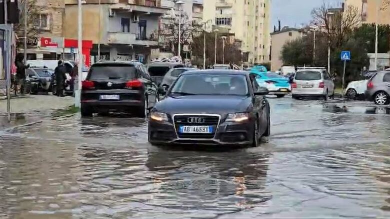 Pak minuta shi përmbytin sërish disa zona në Vlorë, banorët: Të na lënë ndonjë gomone të kalojmë