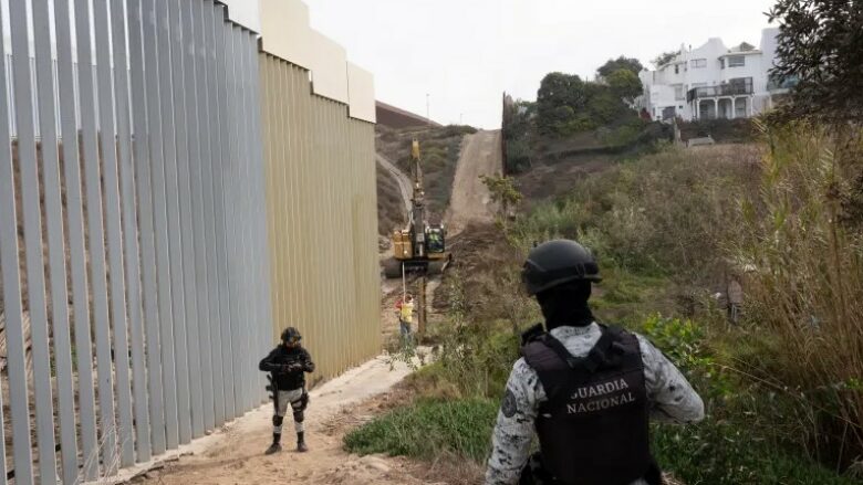 Meksika do të dërgojë 10,000 ushtarë në kufirin amerikan në marrëveshjen e 'pauzimit' të tarifave