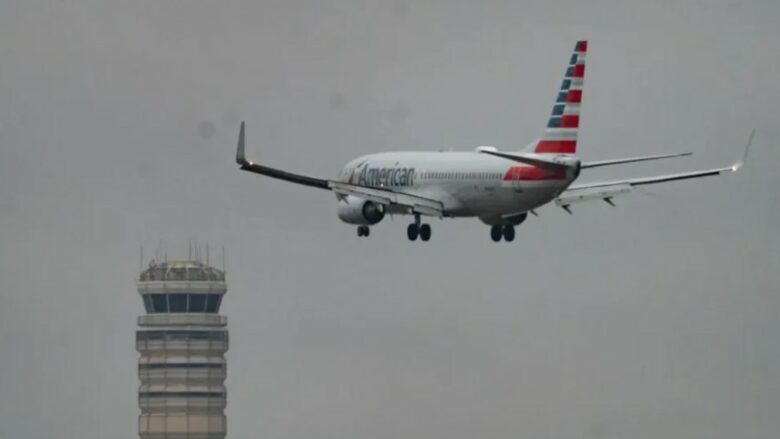 Trump shkarkon qindra kontrollorë të trafikut ajror, disa javë pas rrëzimit vdekjeprurës të aeroplanit