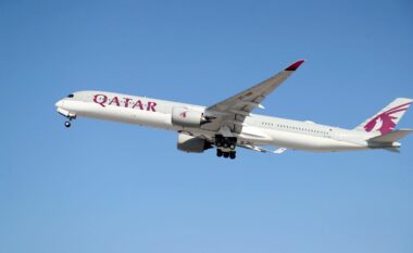 Çifti australian ‘detyrohen’ të ulen pranë trupit të pajetë për orë të tëra në fluturimin e Qatar Airways