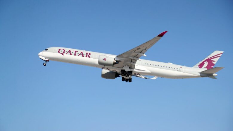 Çifti australian 'detyrohen' të ulen pranë trupit të pajetë për orë të tëra në fluturimin e Qatar Airways