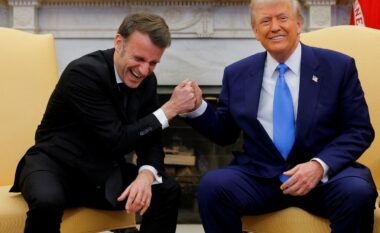 Tre shtrëngimet e çuditshme të duarve mes Trump dhe Macron, pamjet bëhen virale