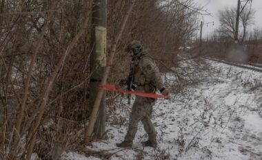 Ushtari rus ndëshkohet rëndë nga eprori, urdhëroi lidhjen e tij në pemë në temperaturat e ulëta – ‘ngrihet’ për vdekje