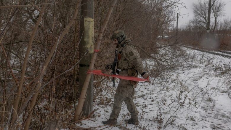 Ushtari rus ndëshkohet rëndë nga eprori, urdhëroi lidhjen e tij në pemë në temperaturat e ulëta – 'ngrihet' për vdekje