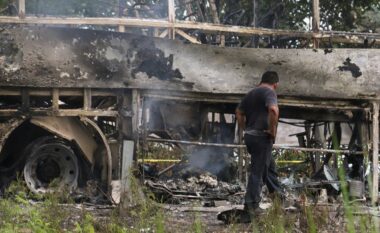 Ngjarje e rëndë në Meksikë, digjet autobusi pas përplasjes me kamion – humbin jetën 41 persona