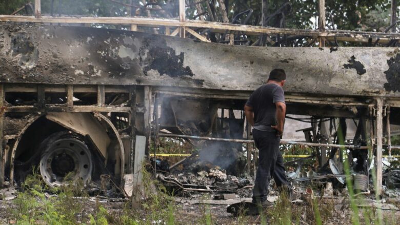 Ngjarje e rëndë në Meksikë, digjet autobusi pas përplasjes me kamion – humbin jetën 41 persona