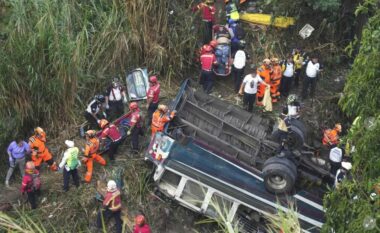 Rrokulliset autobusi, të paktën 51 persona humbin jetën në një aksident trafiku në Guatemalë