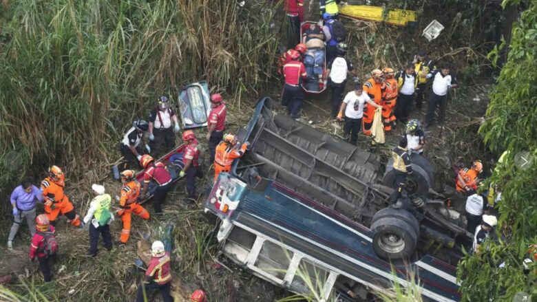 Rrokulliset autobusi, të paktën 51 persona humbin jetën në një aksident trafiku në Guatemalë