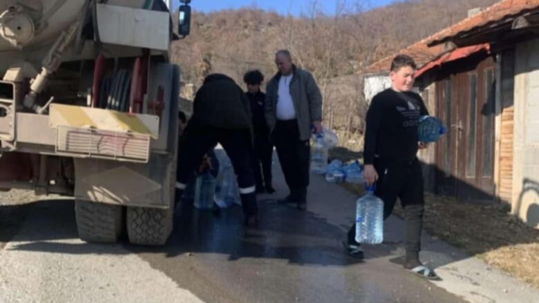 Vazhdon furnizimi me ujë përmes autobotit në disa fshatra të Mitrovicës