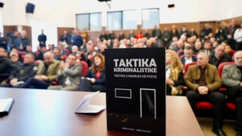 Në Mitrovicë përurohet libri shkencor “Taktika Kriminalistike”, synon t’i ndihmojë profesionistët e kriminalistikës dhe drejtësisë penale