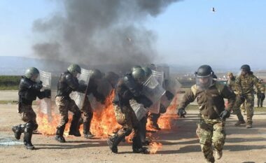 Ushtarët italianë të KFOR-it trajnohen nga ata hungarezë për reagim kundër zjarrit