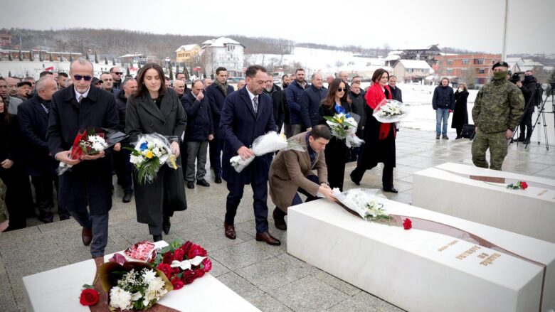 Komuna e Skenderajt bën homazhe në Prekaz dhe Morinë për nder të Ditës së Pavarësisë së Kosovës