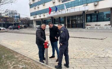 Vendosja e hidrantëve në qytetin e Ferizajt ua lehtëson punën zjarrfikësve