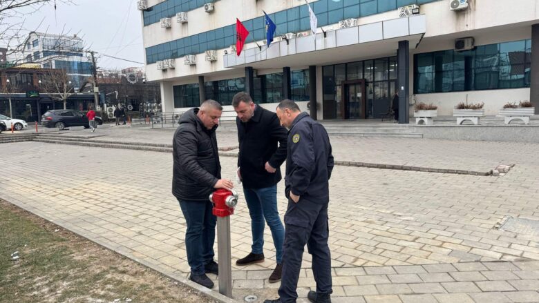 Vendosja e hidrantëve në qytetin e Ferizajt ua lehtëson punën zjarrfikësve