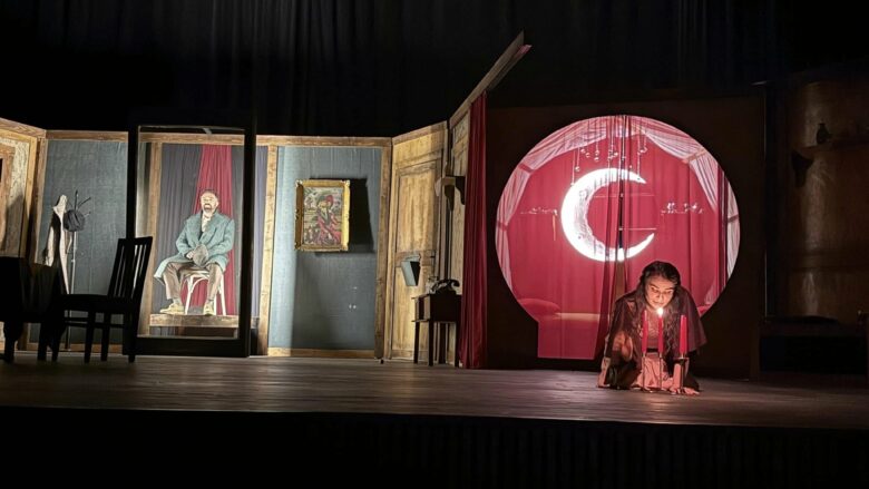 Jepet premiera e dramës “Menaxheria e Qelqtë” në teatrin e Mitrovicës