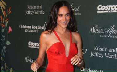 Meghan Markle pa grim dhe me një triko të zezë jo aq të zakontë