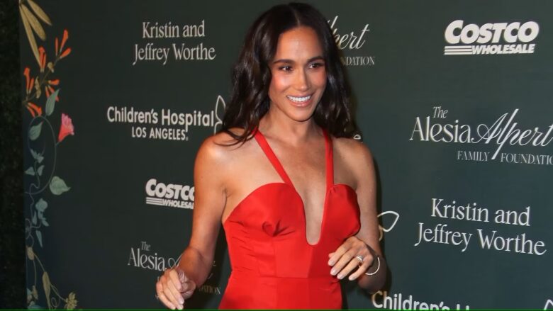 Meghan Markle pa grim dhe me një triko të zezë jo aq të zakontë