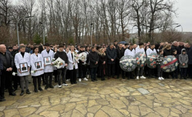 Qindra qytetarë po marrin pjesë në ceremoninë e varrimit të tre të rinjve në Jabllanicë