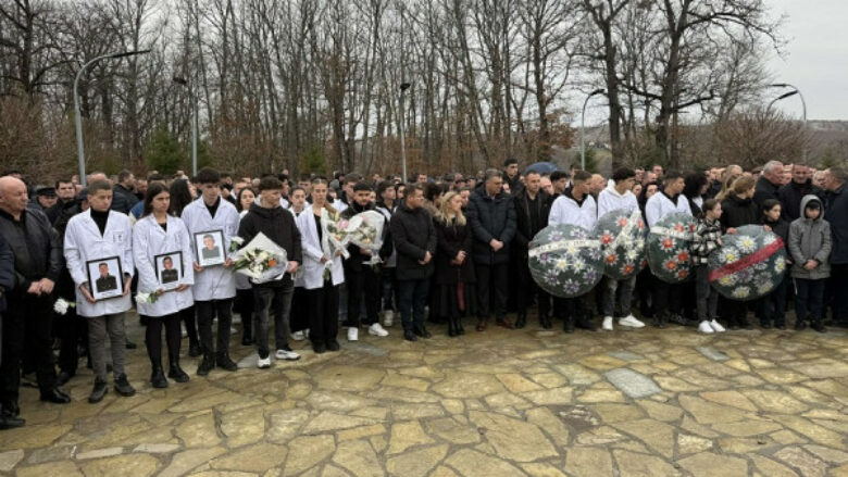 Qindra qytetarë po marrin pjesë në ceremoninë e varrimit të tre të rinjve në Jabllanicë