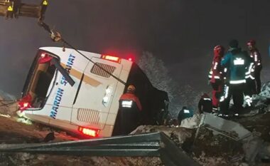 Përmbyset autobusi në Turqi, të paktën katër të vdekur