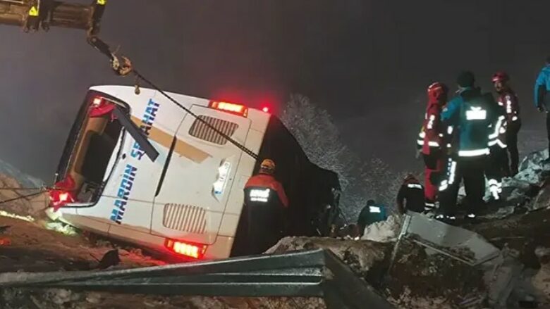 Përmbyset autobusi në Turqi, të paktën katër të vdekur