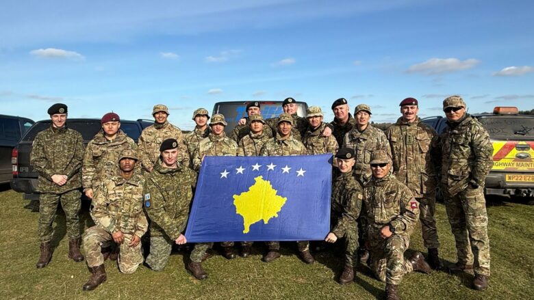 Pjesëtarët e FSK-së shënojnë Ditën e Pavarësisë në Mbretërinë e Bashkuar, gati për të trajnuar ushtarët ukrainas