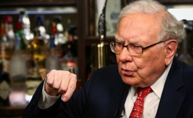 Warren Buffett thotë se janë tri mënyra për t’u bërë i varfër: alkooli, zonjat dhe huamarrja