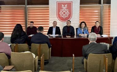 Komuna e Gjakovës diskuton lidhur me projekt rregulloren për organizimin e brendshëm, sistematizimin dhe klasifikimin e vendeve të punës