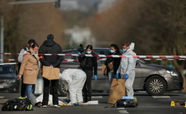 Policia franceze vret një person që i sulmoi ata me thikë në Paris