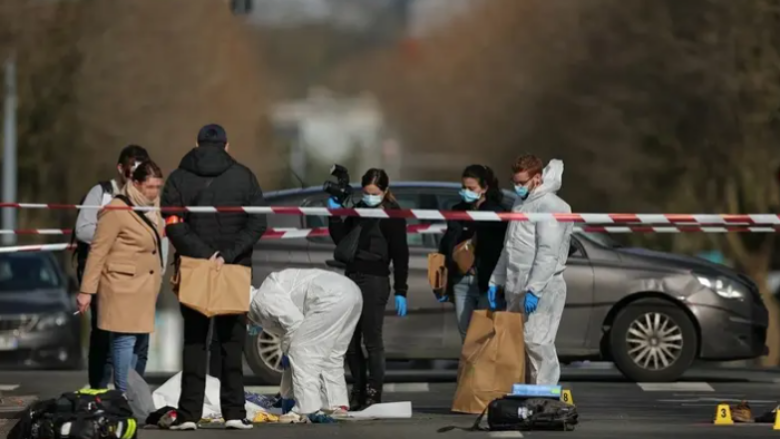 Policia franceze vret një person që i sulmoi ata me thikë në Paris