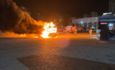 Tre autobusë shpërthejnë në Tel Aviv të Izraelit, në një sulm të dyshuar terrorist – pamje nga vendi i ngjarjes