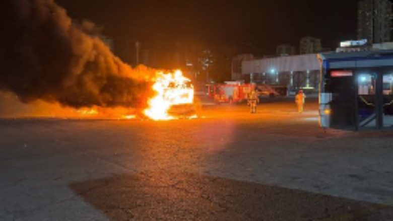 Tre autobusë shpërthejnë në Tel Aviv të Izraelit, në një sulm të dyshuar terrorist - pamje nga vendi i ngjarjes