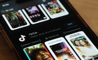 TikTok kthehet në dyqanet e aplikacioneve të Apple dhe Google në SHBA