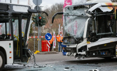 Përplasen “kokë më kokë” dy autobusë në Saarbrücken të Gjermanisë, raportohet për disa të lënduar, përfshirë fëmijë