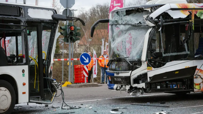 Përplasen “kokë më kokë” dy autobusë në Saarbrücken të Gjermanisë, raportohet për disa të lënduar, përfshirë fëmijë