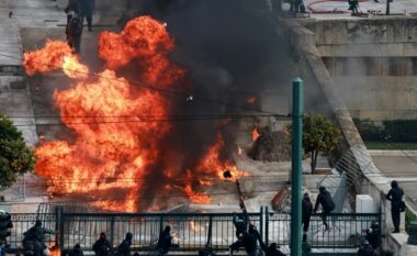 Athina kthehet në fushëbetejë, protestues të maskuar sulmojnë ndërtesën e parlamentit