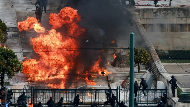 Athina kthehet në fushëbetejë, protestues të maskuar sulmojnë ndërtesën e parlamentit