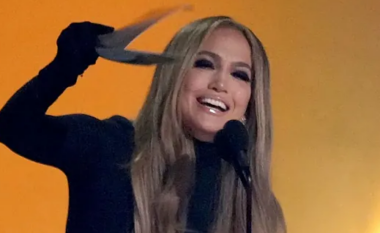 Jennifer Lopez fotografohet me një unazë të madhe diamanti