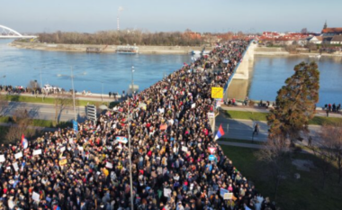 Studentët bllokojnë tri ura në Novi Sad