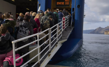 Qindra turistë dhe vendas ikin nga ishulli grek i Santorinit pas paralajmërimeve për tërmet të fuqishëm