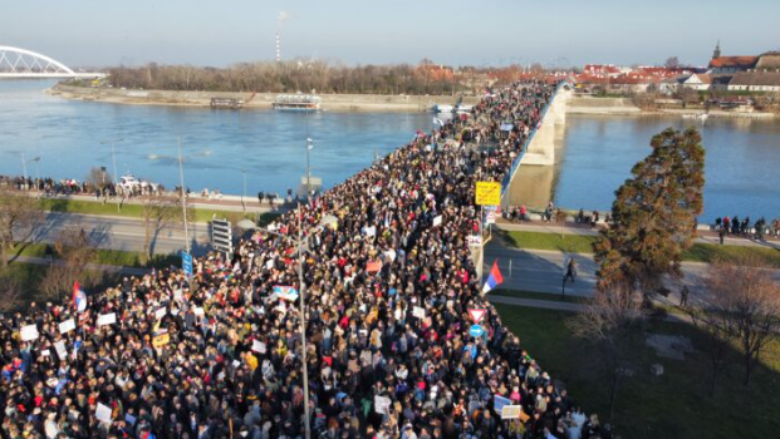 Studentët bllokojnë tri ura në Novi Sad